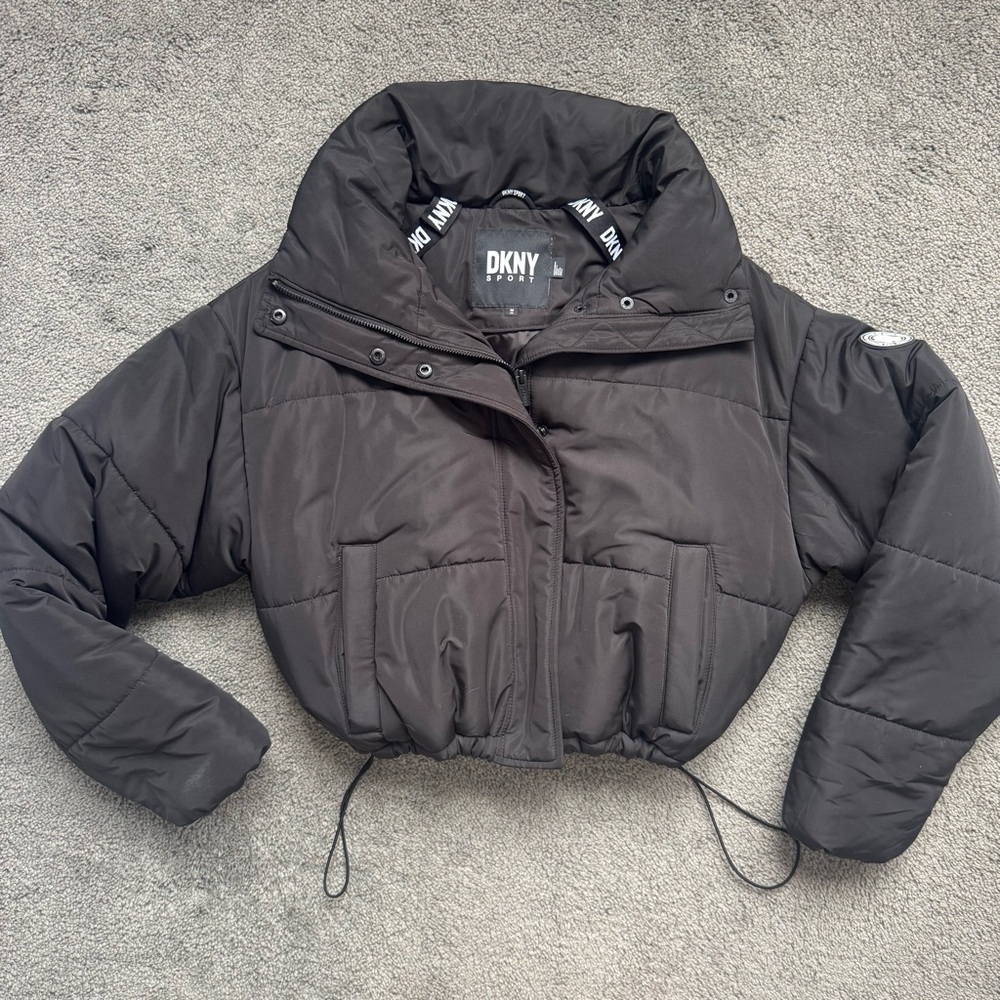 NEVER WORN SOLD OUT DKNY CROPPED PUFFER JACKET IN BLACK
